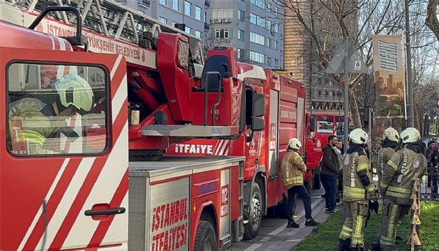 Şişli’de 9 katlı binanın çatısında yangın